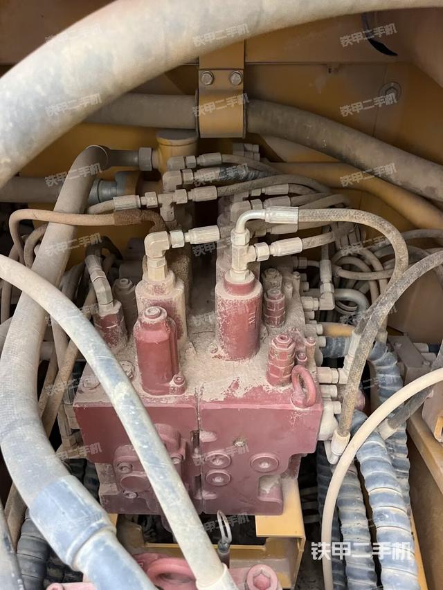 回转马达和主控阀（整机外观）