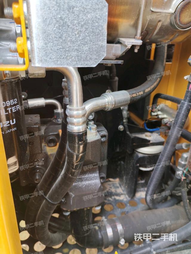 液压泵舱室正面整体（整机外观）