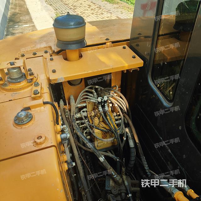 回轉(zhuǎn)馬達(dá)和主控閥（整機(jī)外觀）