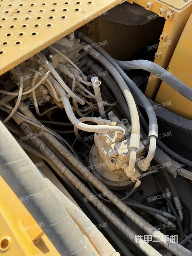 回轉(zhuǎn)馬達(dá)和主控閥（整機(jī)外觀）