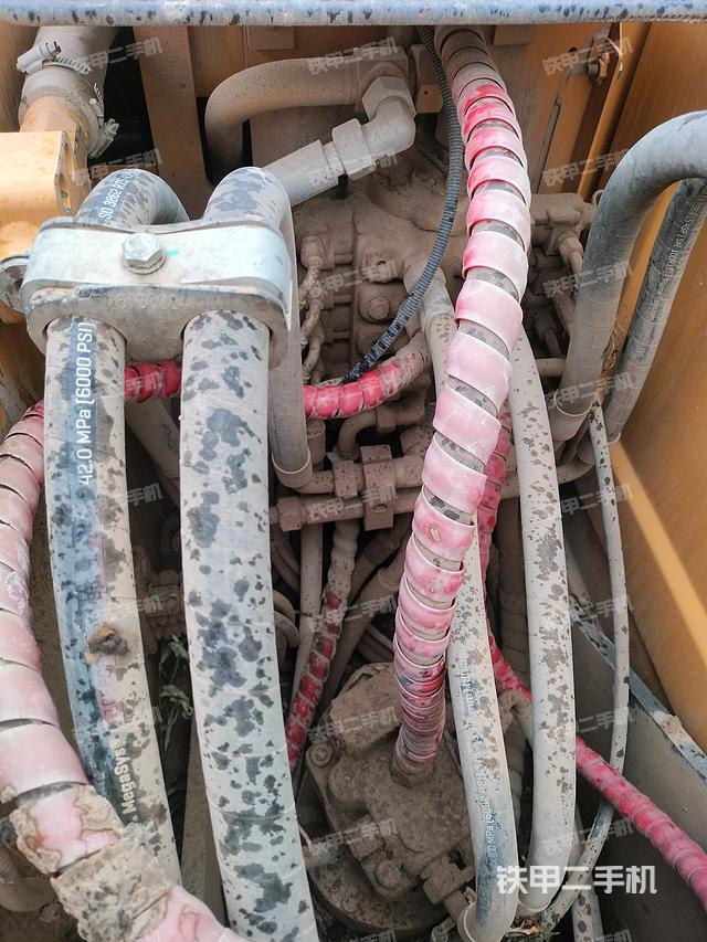 回轉(zhuǎn)馬達(dá)和主控閥（整機(jī)外觀）