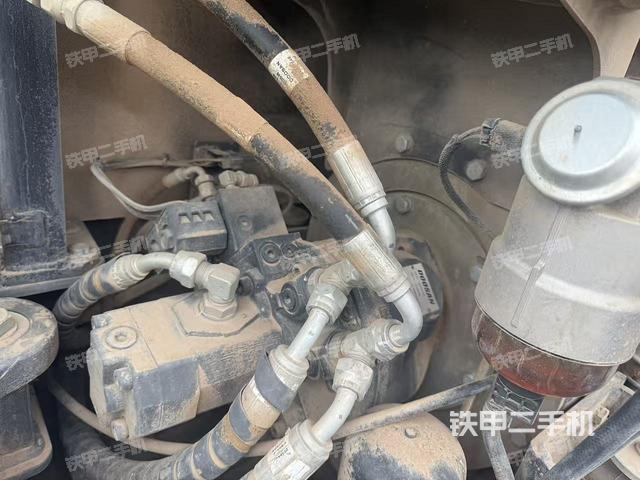 液压泵舱室正面整体（整机外观）