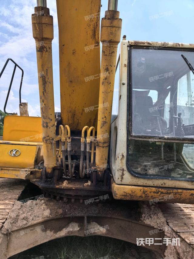 大臂油缸整体 竖拍（工作和回转装置）