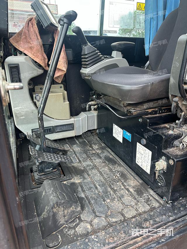 驾驶室顶部（整机外观）