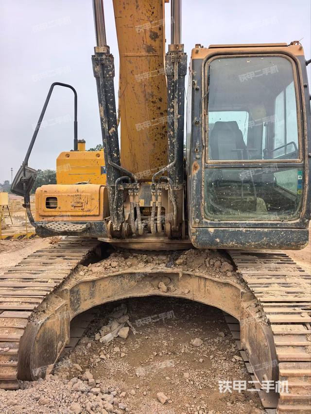 大臂油缸整体 竖拍（工作和回转装置）