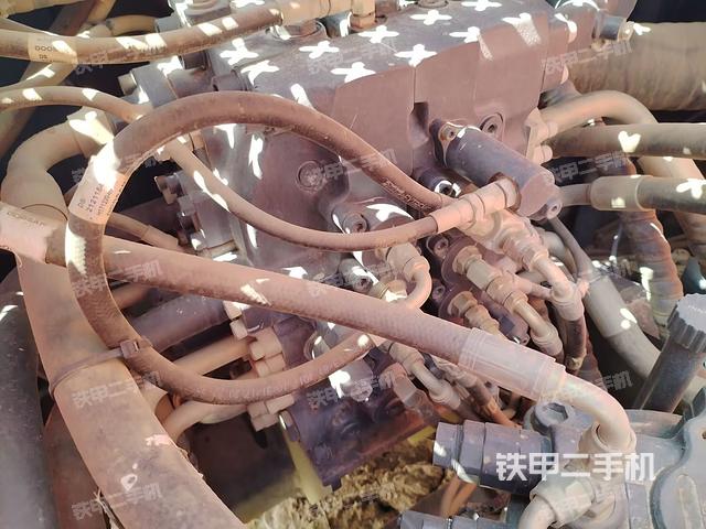 回转马达和主控阀（整机外观）