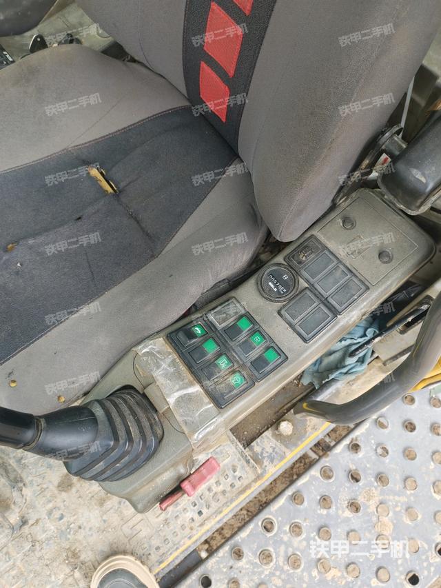 座椅左側(cè)控制臺/音響/含左手柄（駕駛室部分）