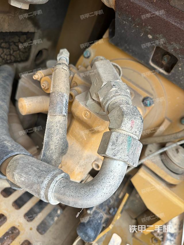 液压泵舱室正面整体（整机外观）