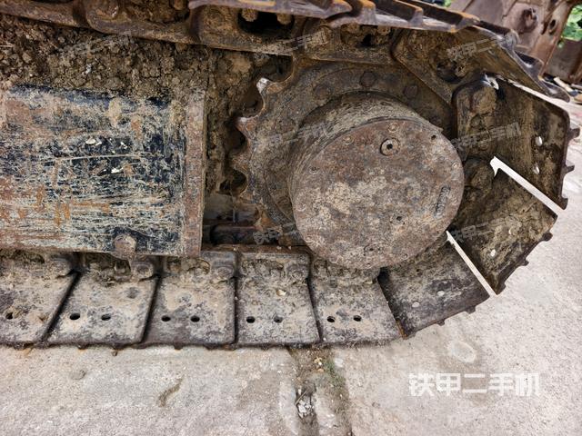 左驅(qū)動輪（行走機構(gòu)）