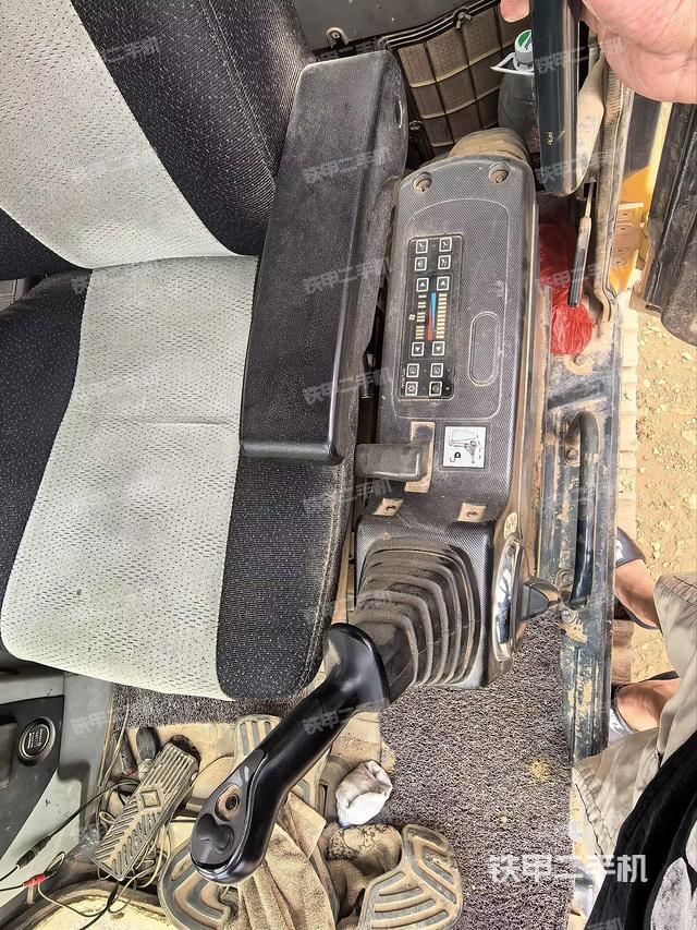 座椅左侧控制台/音响/含左手柄（驾驶室部分）