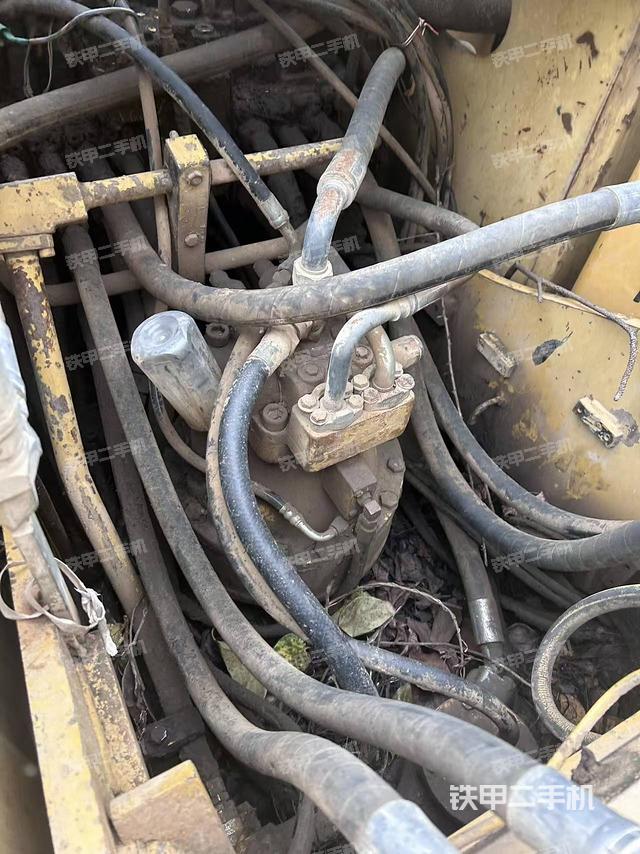 回转马达和主控阀（整机外观）