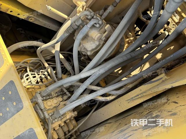 回转马达和主控阀（整机外观）