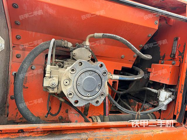 液压泵舱室正面整体（整机外观）