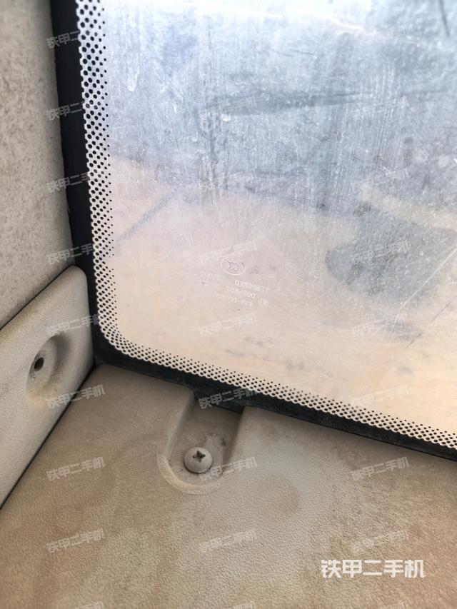 行走控制手柄和踏板 俯拍（驾驶室部分）