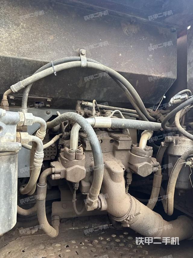 液压泵舱室正面整体（整机外观）