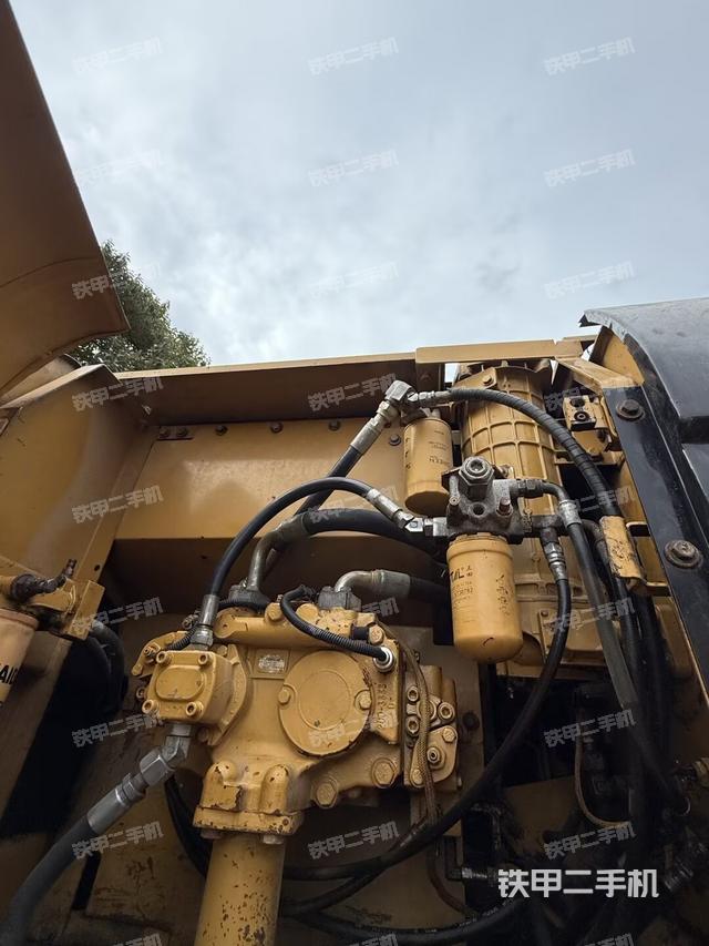 液壓泵艙室正面整體（整機外觀）