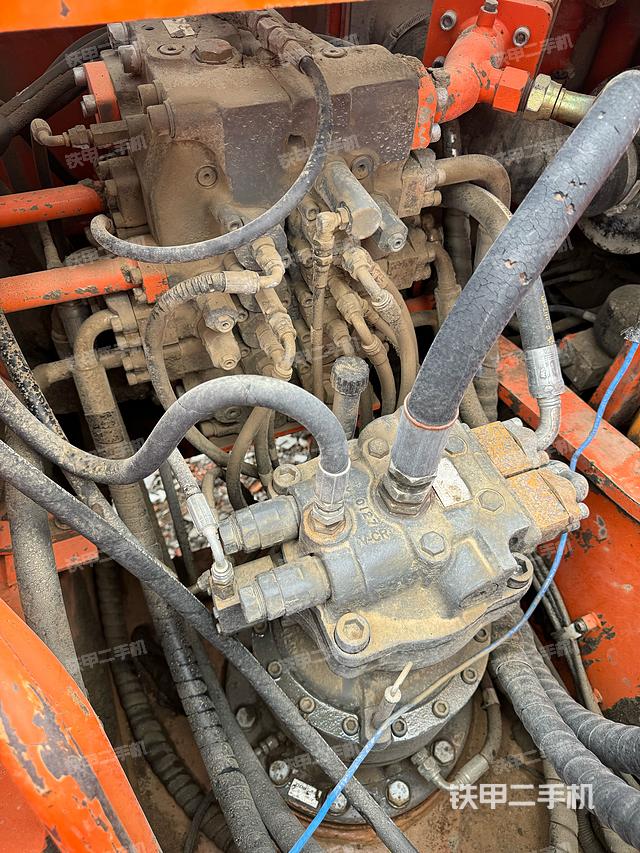 回转马达和主控阀（整机外观）