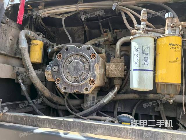 液压泵舱室正面整体（整机外观）