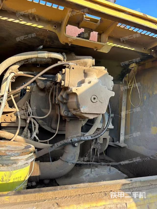 液压泵舱室正面整体（整机外观）