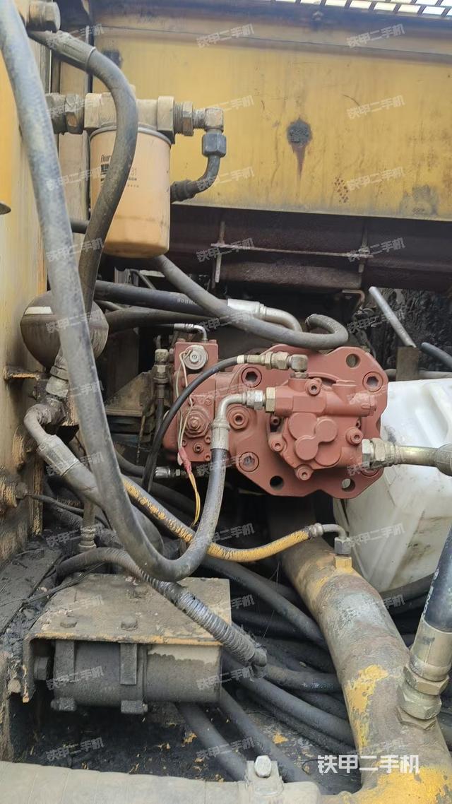 液压泵舱室正面整体（整机外观）