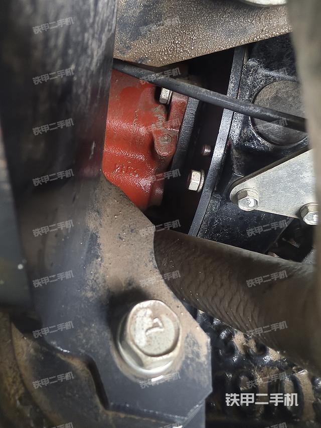 液压泵舱室正面整体（整机外观）