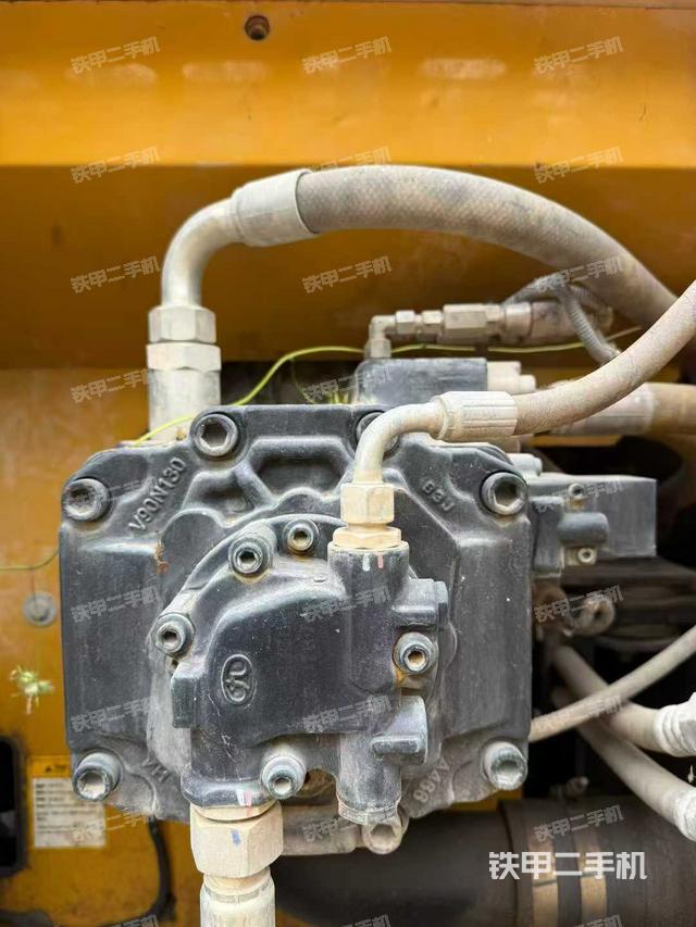 液压泵舱室正面整体（整机外观）