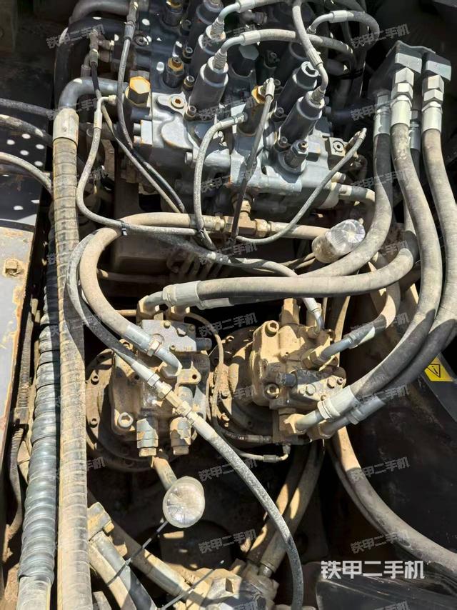 回转马达和主控阀（整机外观）