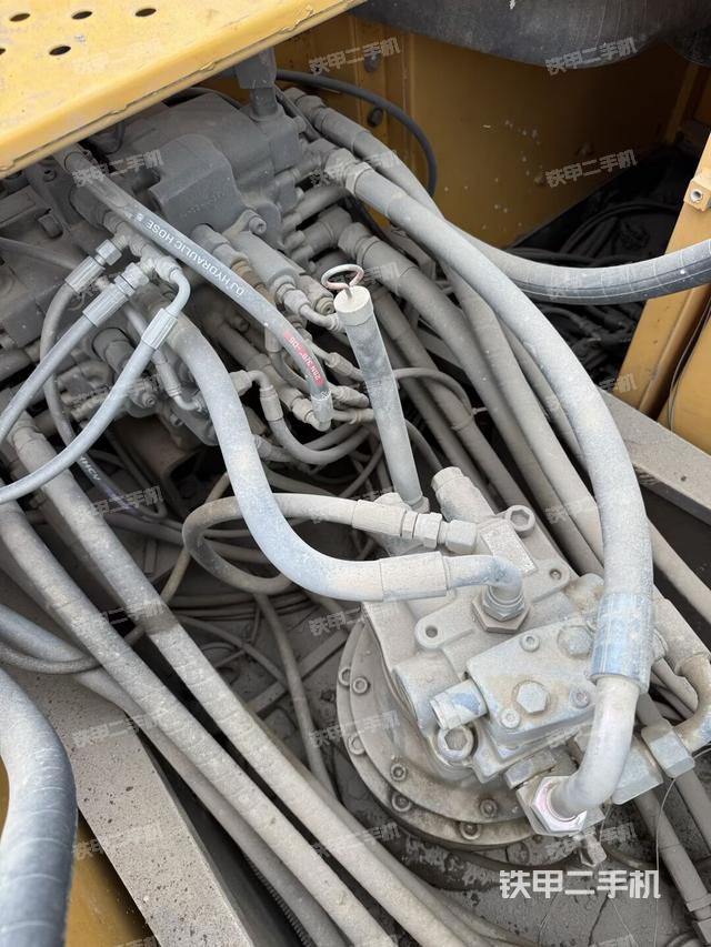 回转马达和主控阀（整机外观）