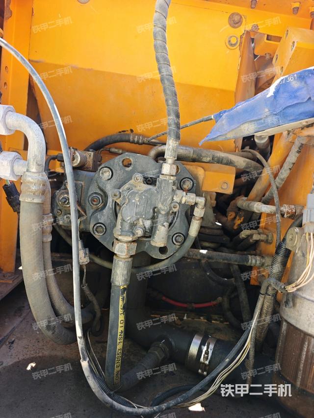 液压泵舱室正面整体（整机外观）