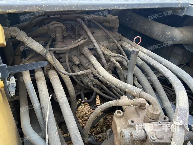 回转马达和主控阀（整机外观）