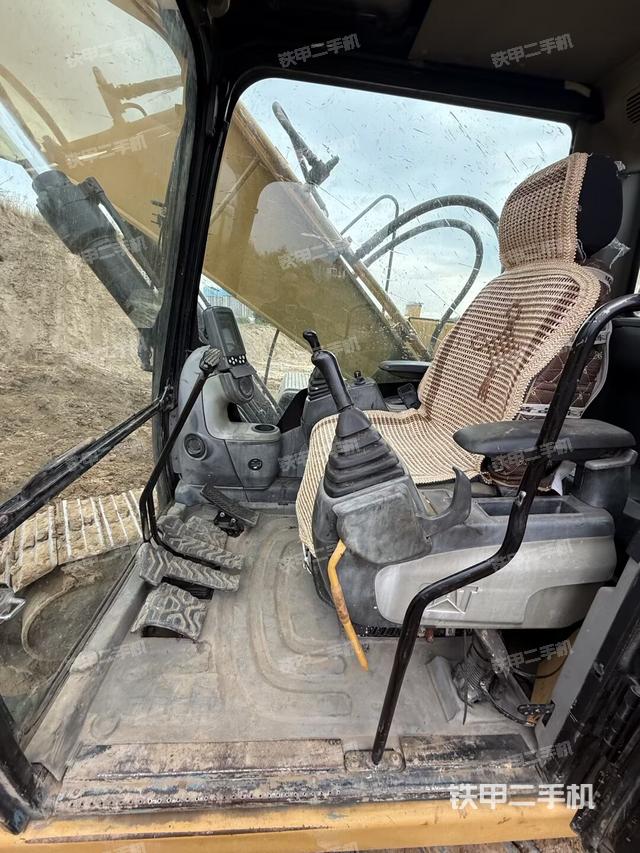 駕駛室整體（整機外觀）