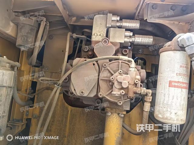 液压泵舱室正面整体（整机外观）