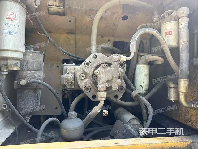 液压泵舱室正面整体（整机外观）