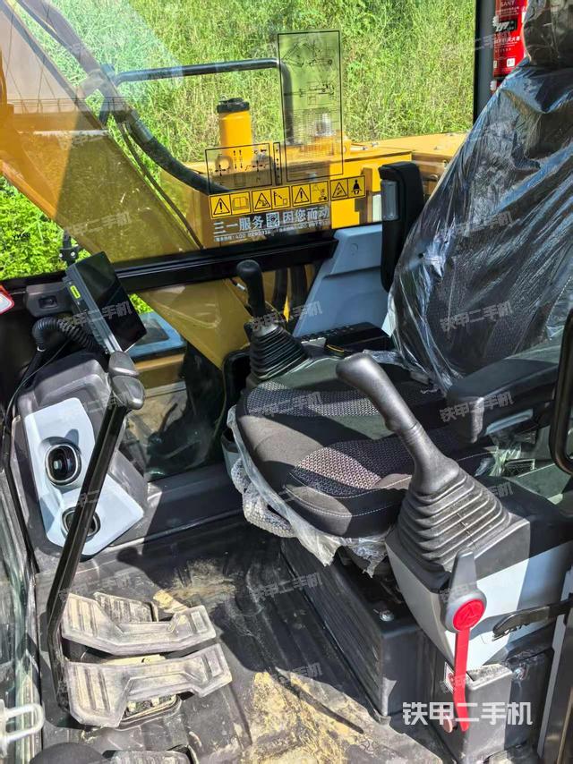 驾驶室顶部（整机外观）