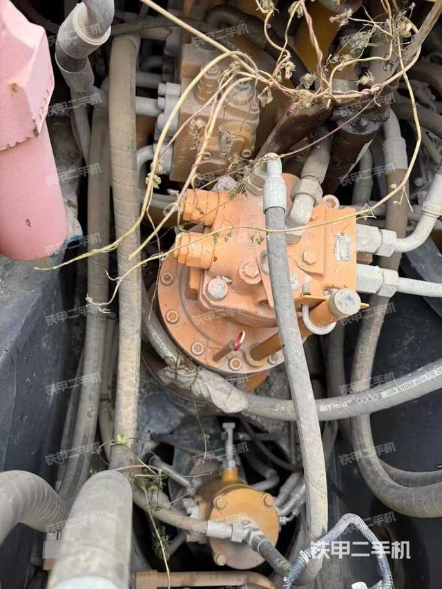 回转马达和主控阀（整机外观）