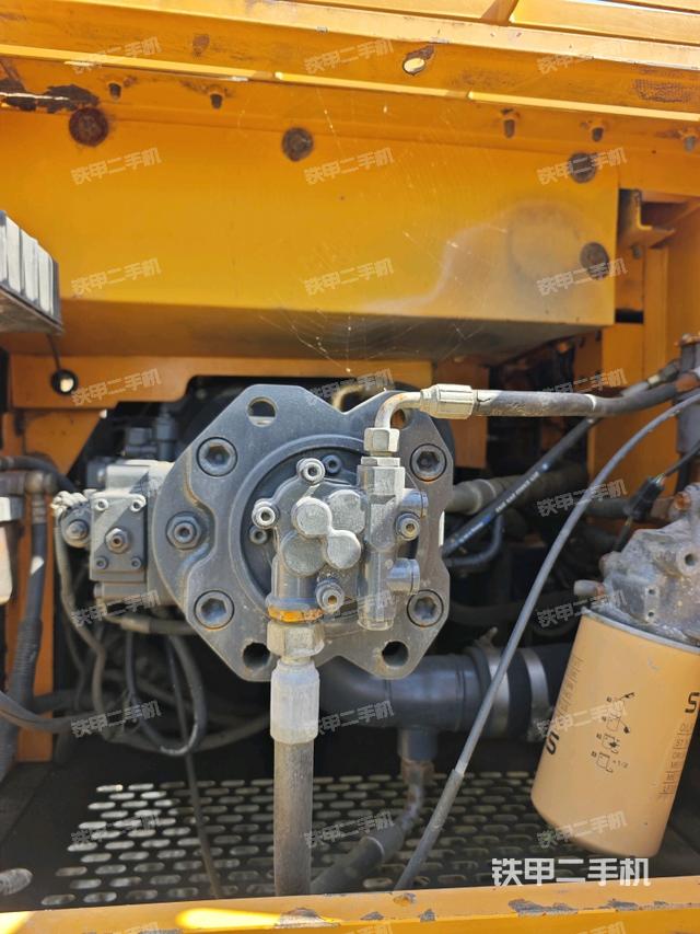 液壓泵艙室正面整體（整機(jī)外觀）