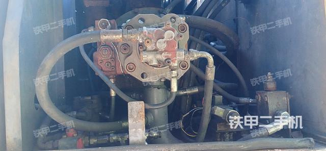 液压泵舱室正面整体（整机外观）