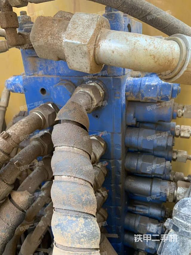 回转马达和主控阀（整机外观）