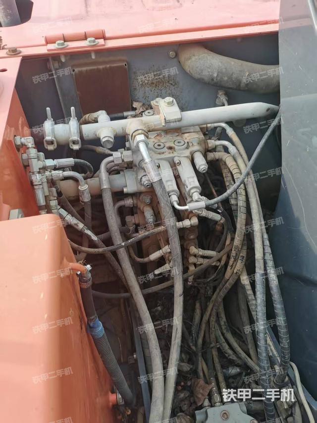 回转马达和主控阀（整机外观）