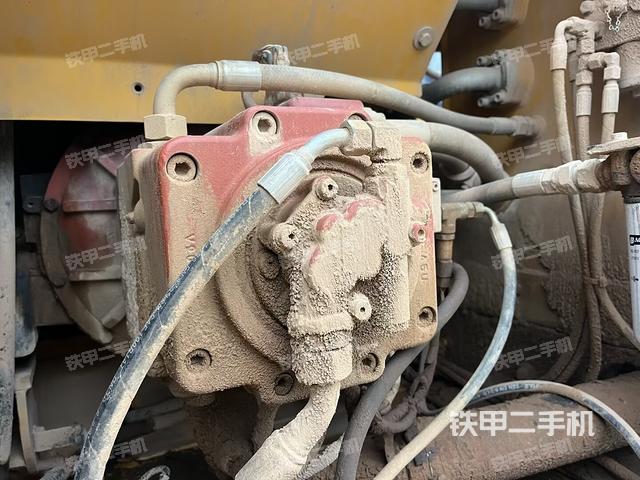 液压泵舱室正面整体（整机外观）