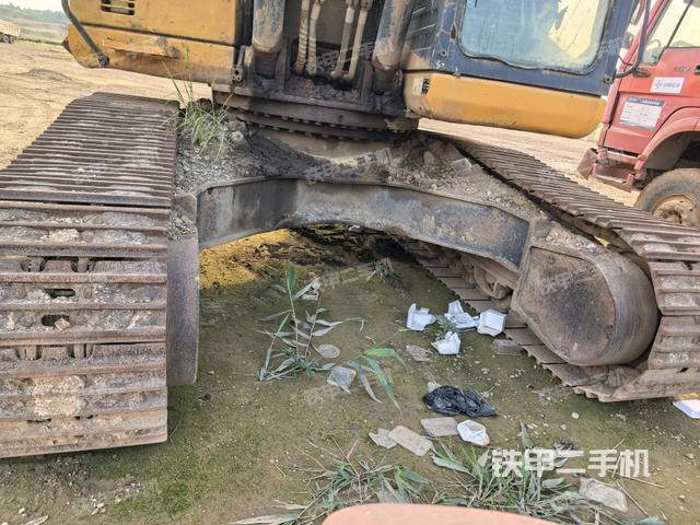 大臂油缸整体 竖拍（工作和回转装置）