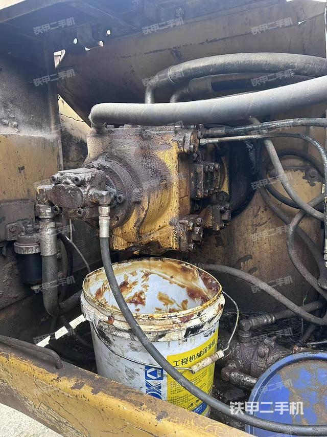 液压泵舱室正面整体（整机外观）