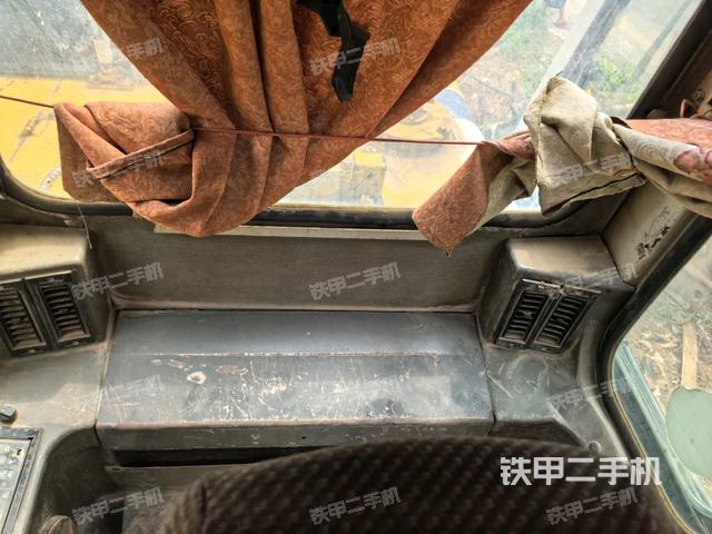 行走控制手柄和踏板 俯拍（驾驶室部分）