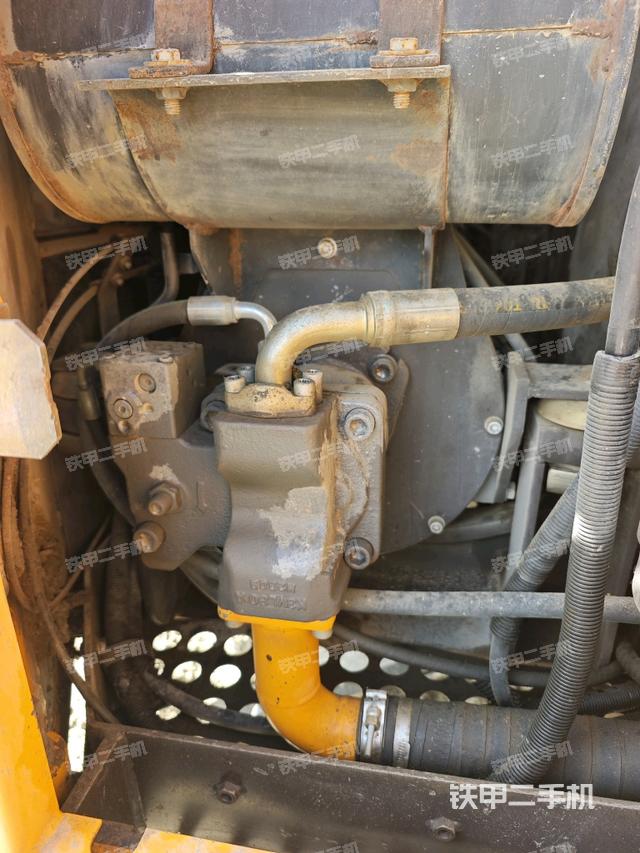 液壓泵艙室正面整體（整機(jī)外觀）