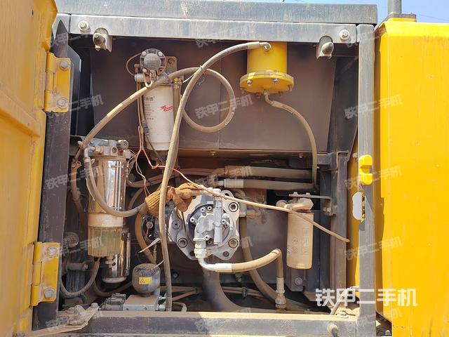 液壓泵艙室正面整體（整機(jī)外觀）