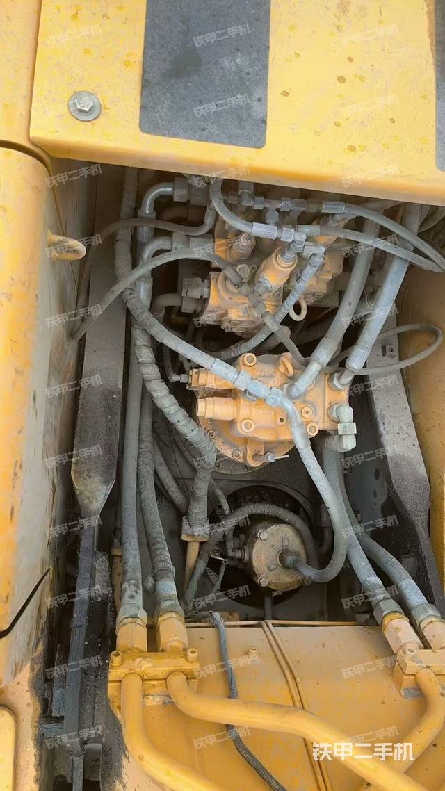 回转马达和主控阀（整机外观）