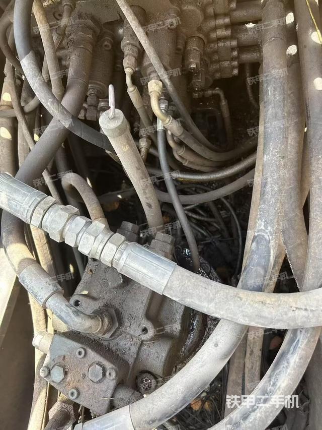 回转马达和主控阀（整机外观）