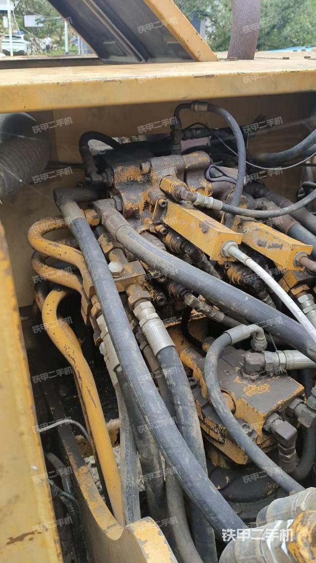 回转马达和主控阀（整机外观）