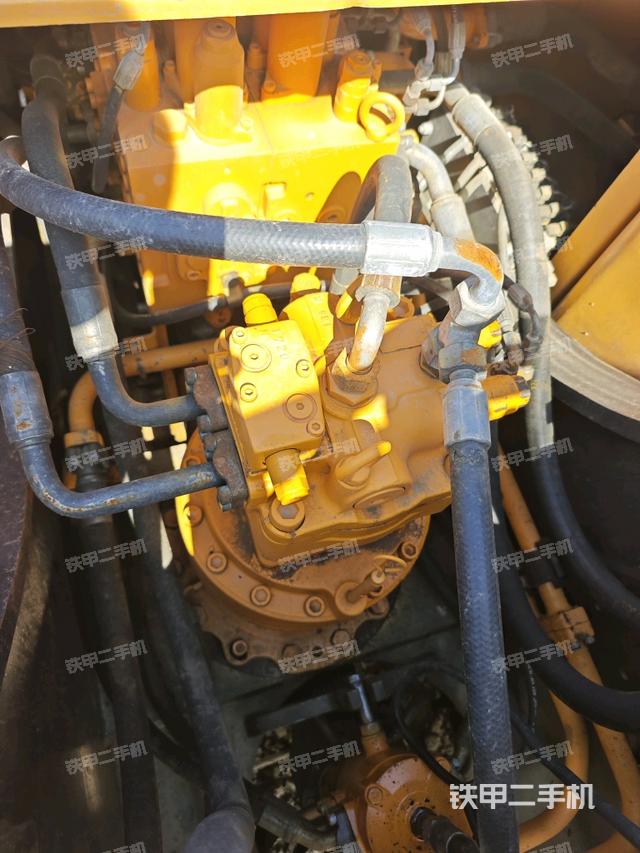 回轉(zhuǎn)馬達(dá)和主控閥（整機(jī)外觀）