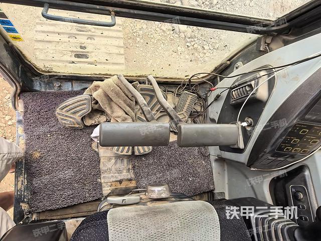 行走控制手柄和踏板 俯拍（驾驶室部分）